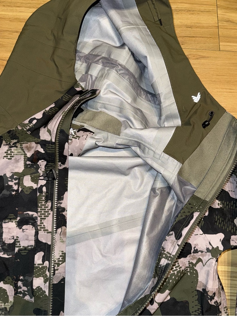 Huk Fishing Mens Camo Performance Rain Jacket SIZE MEDIUM LIKE NEW - Picture 5 of 5